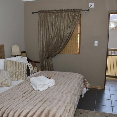 Two Bells Guest House Блоемфонтейн Екстериор снимка
