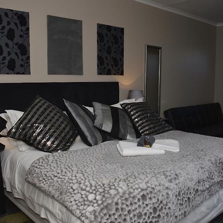 Two Bells Guest House Блоемфонтейн Екстериор снимка