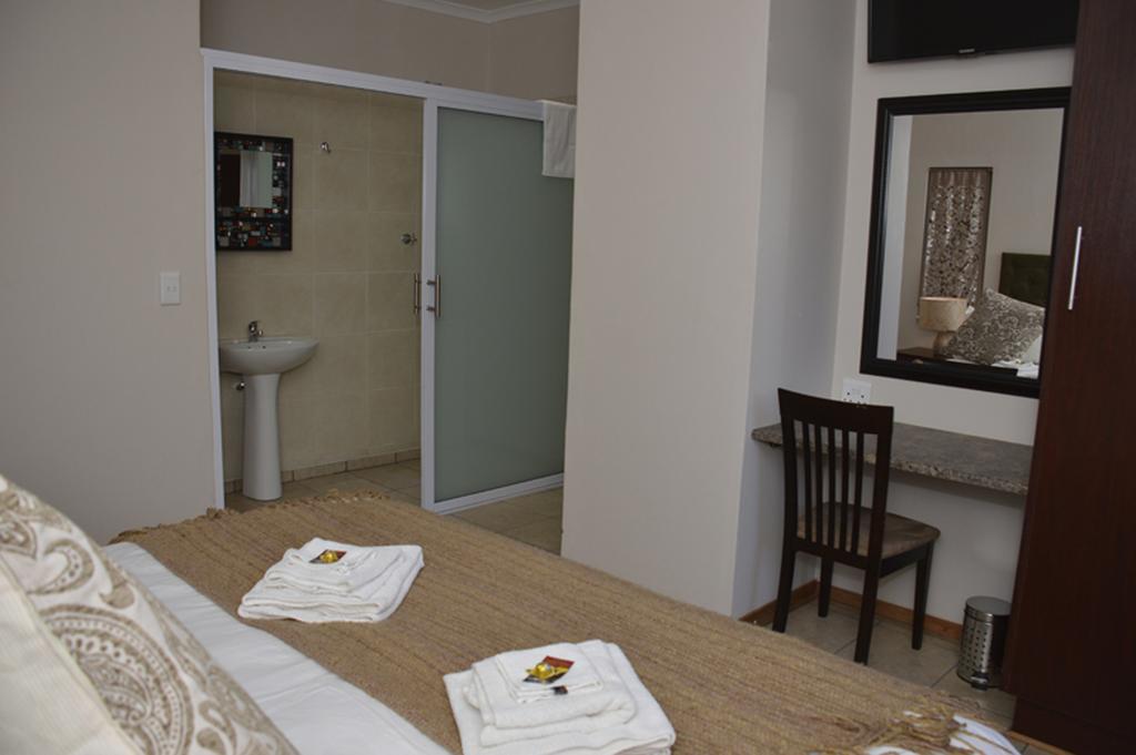 Two Bells Guest House Блоемфонтейн Стая снимка