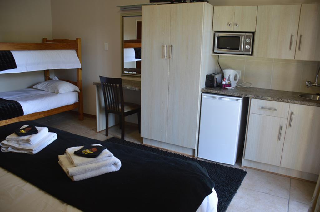 Two Bells Guest House Блоемфонтейн Стая снимка