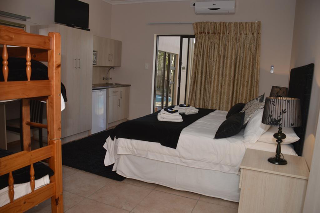 Two Bells Guest House Блоемфонтейн Стая снимка