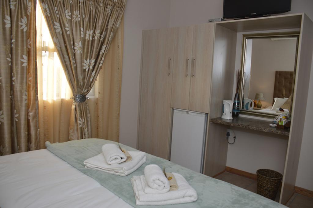 Two Bells Guest House Блоемфонтейн Стая снимка