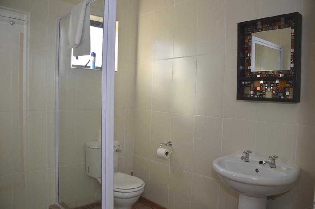 Two Bells Guest House Блоемфонтейн Стая снимка
