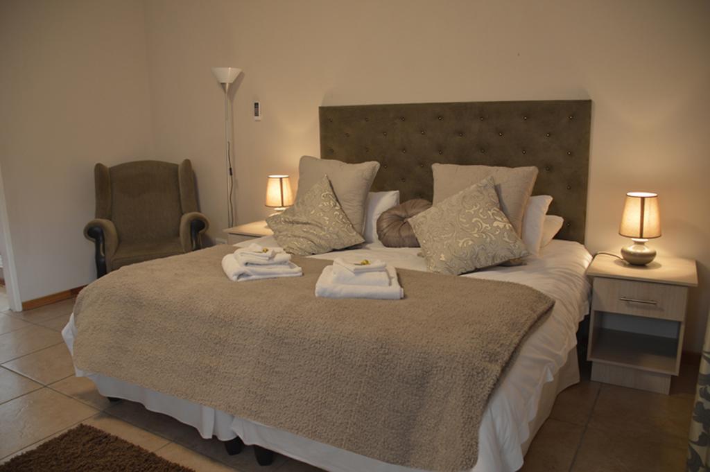 Two Bells Guest House Блоемфонтейн Стая снимка