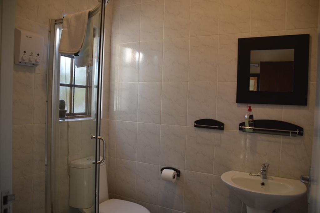Two Bells Guest House Блоемфонтейн Стая снимка