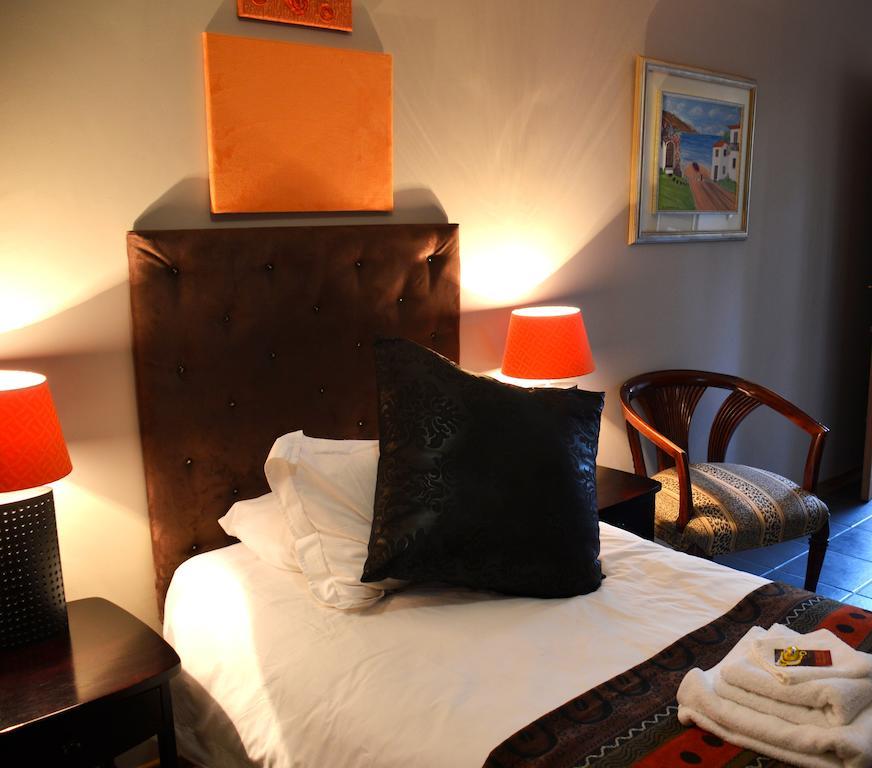 Two Bells Guest House Блоемфонтейн Стая снимка