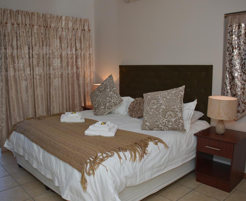 Two Bells Guest House Блоемфонтейн Стая снимка
