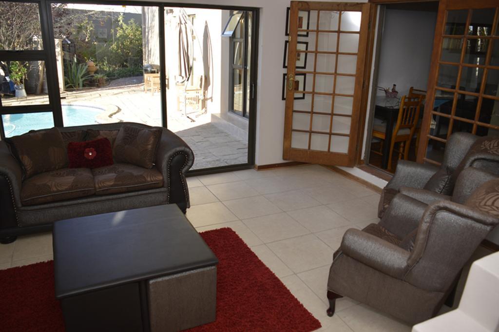 Two Bells Guest House Блоемфонтейн Екстериор снимка